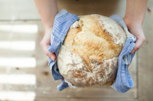 Χειροποίητο ψωμί καθώς η διατροφή αποτελεί σημαντικό στοιχείο στον Δεκάλογο της Καραντίνας