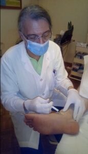 Ο Ιατρός Φυσικής Ιατρικής και Αποκατάστασης Γκατζούνης Θεόδωρος εφαρμόζει τη μέθοδο της θεραπευτικής μεσοθεραπείας σε ασθενή με πάθηση της ποδοκνημικής