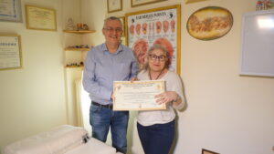 Απονομή Πιστοποιητικού Παρακολούθησης σε τελειόφοιτη κατά την ολοκλήρωση 3ου Κύκλου Σεμιναρίου Ωτικής Νευροαντανακλαστικής Μεθόδου